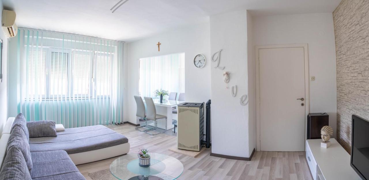 Appartement Apartman M à Knin Extérieur photo